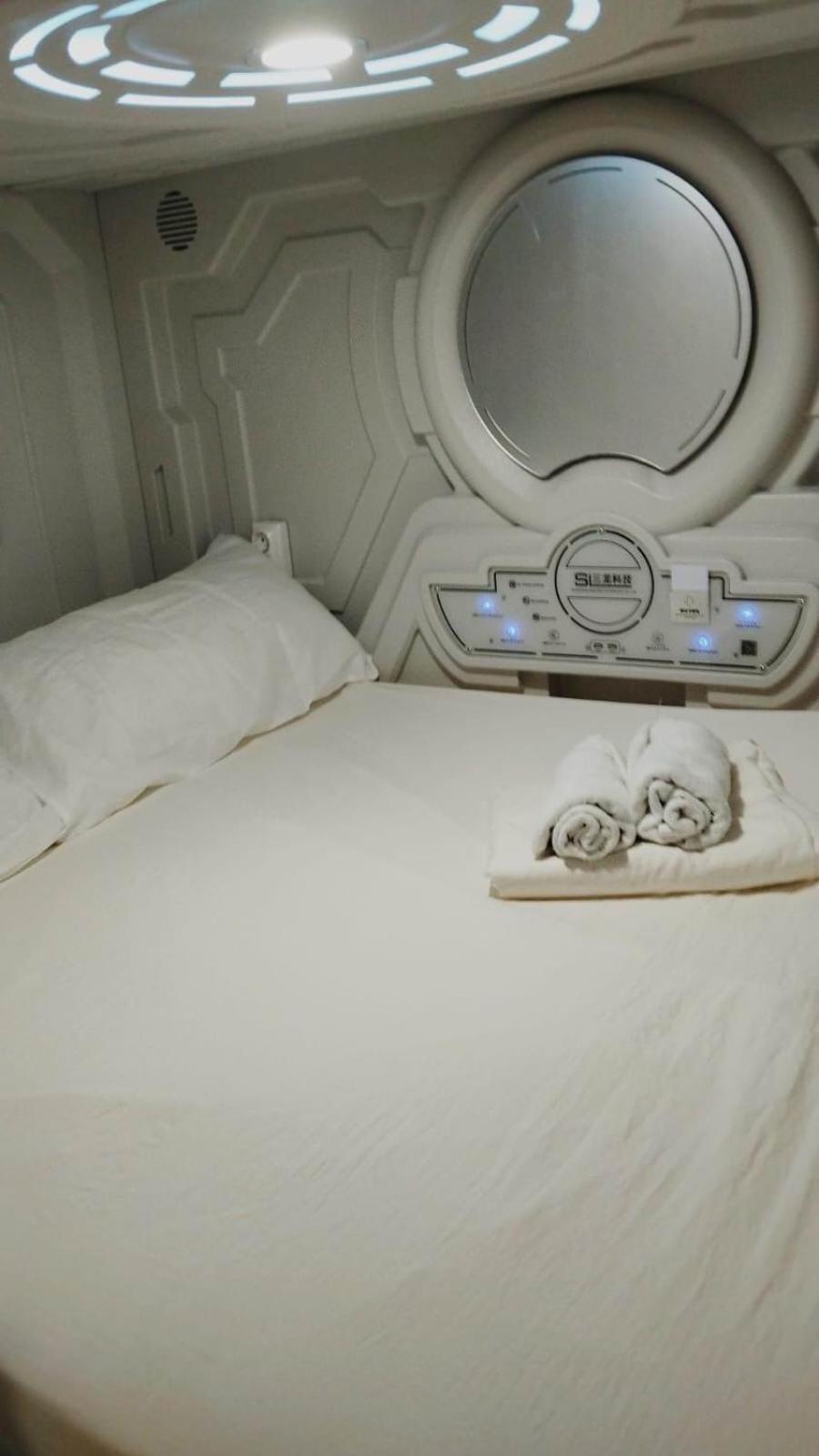 Air Hostel Capsules Airport Gavà Екстериор снимка